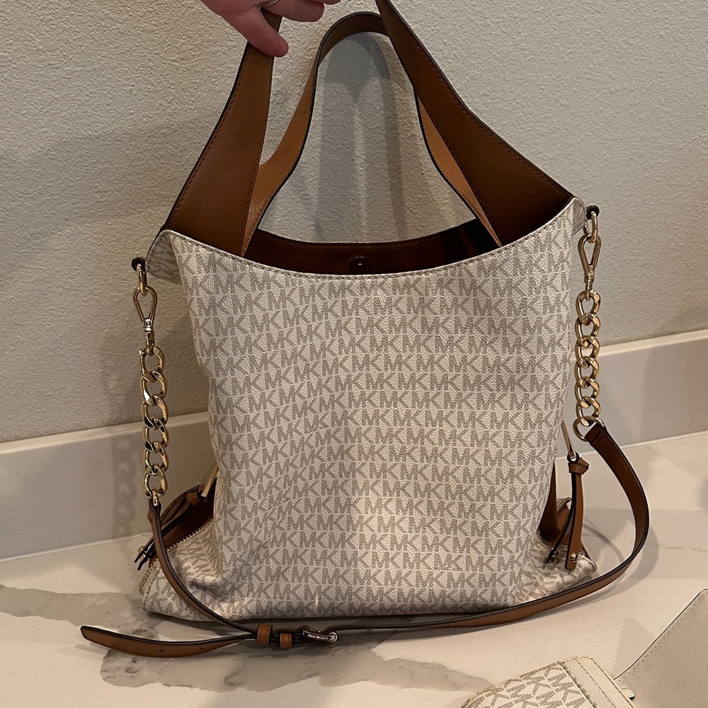 Michael Kors Cream and Tan Logo Hobo Tote and Matching Wallet - Picture 8 of 13